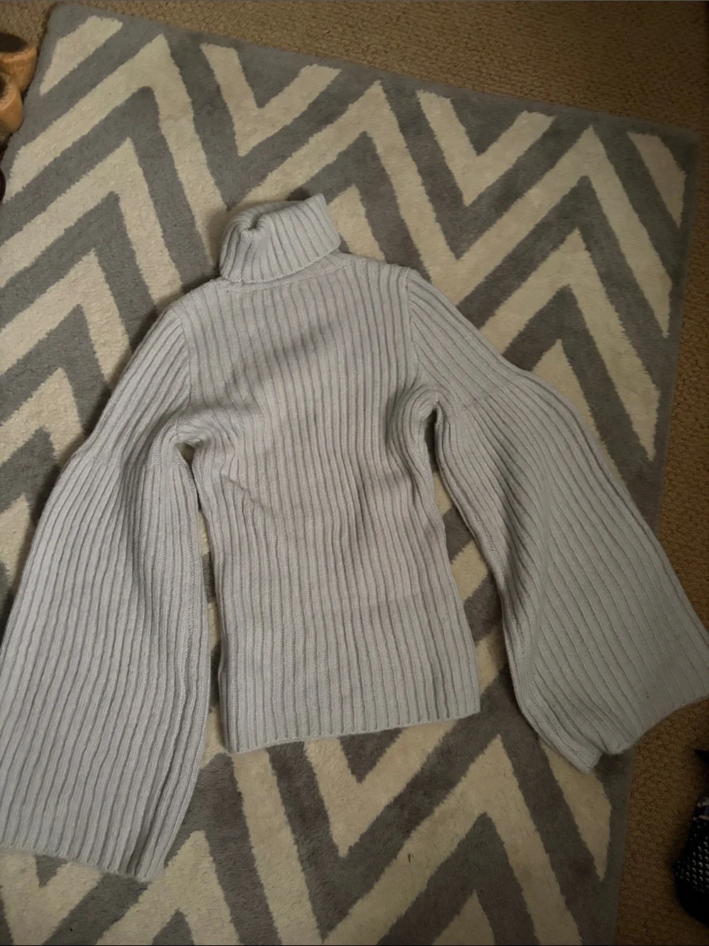 Guess Light Gray Ribbed Turtleneck Sweater - Picture 2 of 2